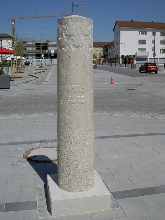 Meisterstück - Säule gegen Rassismus am Karl-Lederer-Platz in Geretsried